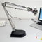 An der Halterung einer Schreibtischlampe ist eine iSight Kamera angebracht. Ein Macbook zeigt ermittelt die Position farbiger Spielfiguren.